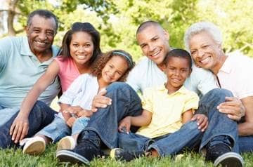 Nhiều thế hệ gia đình người Mỹ gốc Phi thư giãn trong công viên
