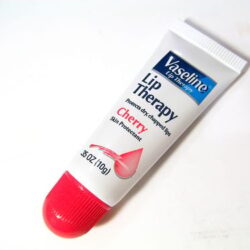 Duong moi Vaseline huong cherry 2.jpg.png