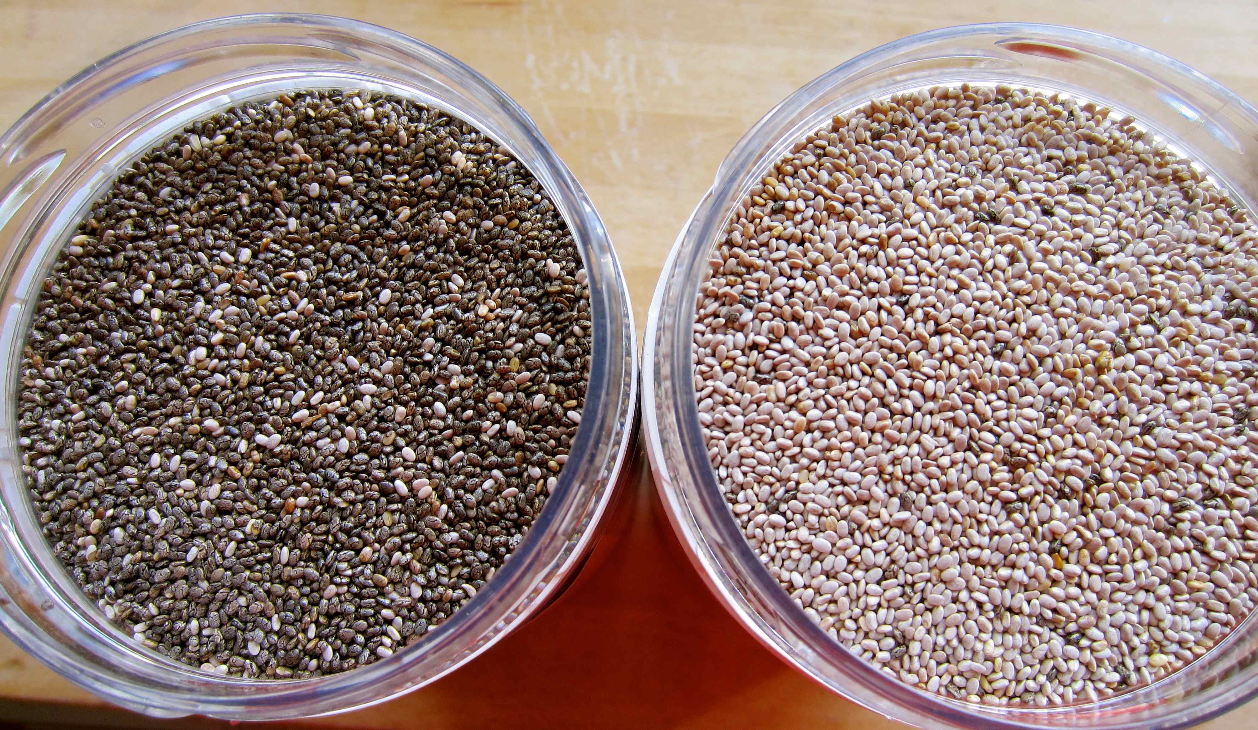 black-and-white-chia-seeds-chia-den-va-chia-trang-loai-nao-tot-hon(1)