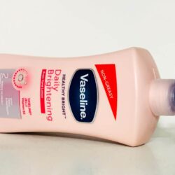 Sữa dưỡng thể Vaseline Healthy Bright Daily Brightening 725ml 10 sua duong the lam trang da cua my vaseline white lightening lotion 725ml kkd