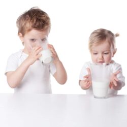 Sữa bột dành cho trẻ từ 1 - 3 tuổi S-26 Gold Toddled 3 900g 7 children drink milk isolated on white background