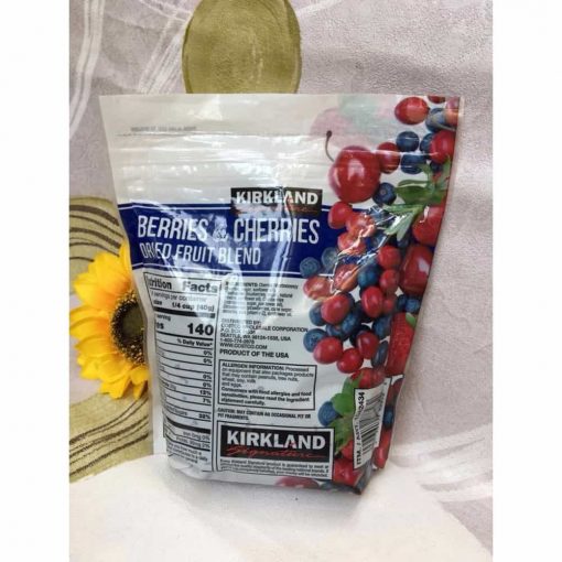 Dâu và Cherry sấy khô Kirkland Berries & Cherries Dried Fruit Blend 567g