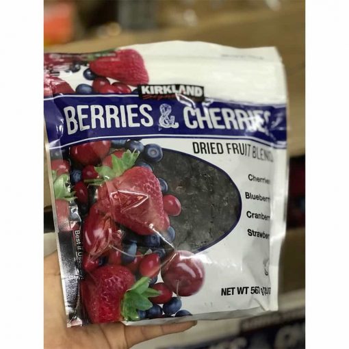 Dâu và Cherry sấy khô Kirkland Berries & Cherries Dried Fruit Blend 567g