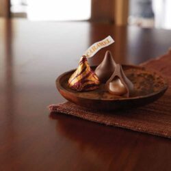 Socola Hershey bơ sữa hạnh nhân Hershey’s Nuggets With Almonds 299g 7 Socola Kisses sữa caramen Hershey’s Kisses Milk Chocolate With Caramel 311g