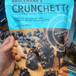 Socola việt quất hạnh nhân Brockmann’s Crunchetti Dark Chocolate Blueberry Almond 567g