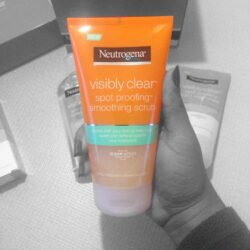 Sữa rửa mặt giảm mụn Neutrogena Visibly Clear Spot Proofing Smoothing Scrub 150ml 5 sua rua mat tri mun neutrogena visibly clear spot proofing smoothing scrub 150ml 1