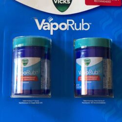 Dầu bôi ấm ngực Vicks VapoRub Cough Suppressant Ointment 100g x2 hộp 14 dau boi am nguc giam dau tri ho vicks vaporub cough suppressant ointment 100g x 2 hop 41123 kd