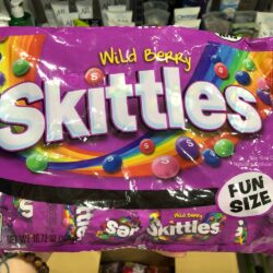 Kẹo trái cây Skittles Wild Berry Fun Size 304g 5 Kẹo socola Skittles Fun Size 304g Wild Berry màu hồng