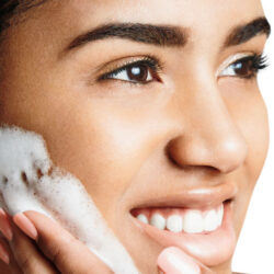 Sua rua mat tao bot Olay Regenerist Cleansing Whip Facial Cleanser 150ml4