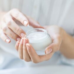 Kem dưỡng trắng da và ngăn ngừa sạm nám Sakura Spots Care Brightening Cream 45g 5