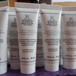 Sữa rửa mặt làm sáng da KIEHLS Clearly Corrective™ Brightening Exfoliating Cleanser 150ml 2