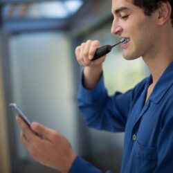 Bàn chải đánh răng điện Philips Sonicare DiamondClean Smart Electric Black 9300 12 ban chai danh rang dien philips sonicare diamondclean smart electric 9300 3