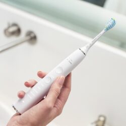 Bàn chải đánh răng điện Philips Sonicare DiamondClean Smart Electric White 9300 18 ban chai danh rang dien philips sonicare diamondclean smart electric white 9300 3