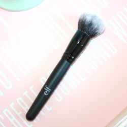 Co trang diem ELF Selfie Ready Foundation Blurring Brush1