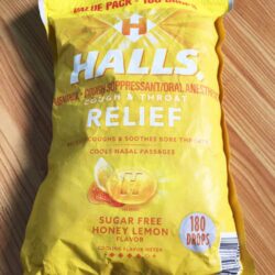 Kẹo Halls thông cổ, mát họng Halls Sugar Free Relief Honey Lemon 180 viên 8 keo halls triple soothing action honey lemon sugar free 180 vien 260924 kc