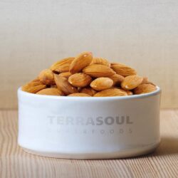 hanh nhan tho huu co terrasoul superfoods raw whole almonds 454g kb