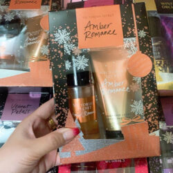 Hộp quà tặng xịt thơm và dưỡng thể Victoria’s Secret Amber Romance Mist+ Lotion 75ml x2 5 hop qua tang xit thom va duong the victorias secret amber romance mist lotion 75ml x2 kb
