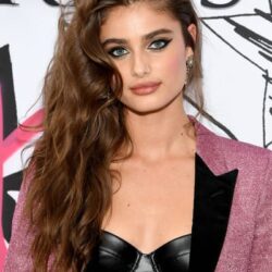 Sữa dưỡng thể Victoria’s Secret Tease Rebel Fragrance Lotion 250ml 12 Taylor Hill Angel sua duong the victorias secret tease rebel fragrance lotion 250ml kd