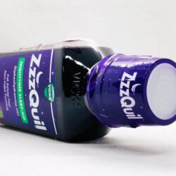 Siro hỗ trợ giấc ngủ ban đêm Vicks Nyquil ZzzQuil Nighttime Sleep Aid 354ml (Warming Berry) 10 siro ho tro giac ngu ban dem vicks nyquil zzzquil nighttime sleep aid 354ml warming berry kna