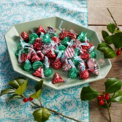 Socola sữa nhân socola Hershey's Kisses Hugs Milk Chocolate & White Creme Holiday 311g 12 socola sua nhan socola hersheys kisses hugs milk chocolate white creme holiday 311g kc
