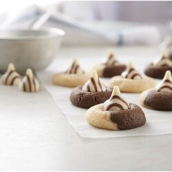 Socola sữa nhân socola Hershey's Kisses Hugs Milk Chocolate & White Creme Holiday 311g 14 socola sua nhan socola hersheys kisses hugs milk chocolate white creme holiday 311g ke
