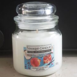 Nến thơm Yankee Candle Pomegranate Coconut 340g 8 nen thom yankee candle pomegranate coconut 340g kc
