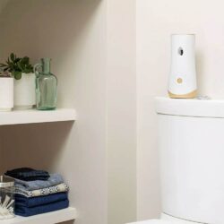 Set máy xịt thơm phòng tự động Glade chạy pin + 1 chai tinh dầu (Clean Linen) 15 tinh dau cho may xit thom phong tu dong glade hawaiian breeze 175g x2 kc