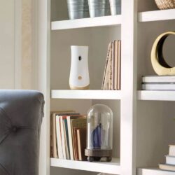 Set máy xịt thơm phòng tự động Glade chạy pin + 1 chai tinh dầu (Clean Linen) 14 tinh dau cho may xit thom phong tu dong glade hawaiian breeze 175g x2 kd