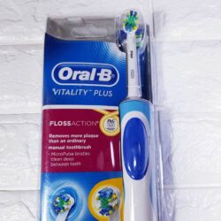 Bàn chải đánh răng sạc điện Oral-B Vitality Plus Floss Action kèm đầu thay 12 ban chai danh rang sac dien oral b vitality plus floss action kem dau thay ke