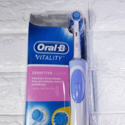 Bàn chải đánh răng sạc điện Oral-B Vitality Sensitive Clean kèm đầu thay 11 ban chai danh rang sac dien oral b vitality sensitive clean kem dau thay kb