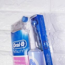 Bàn chải đánh răng sạc điện Oral-B Vitality Sensitive Clean kèm đầu thay 12 ban chai danh rang sac dien oral b vitality sensitive clean kem dau thay kc