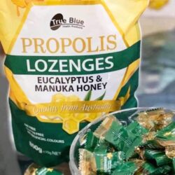 Kẹo ngậm keo ong True Blue Propolis Lozenges Eucalyptus & Manuka Honey 800g 14 keo ngam keo ong true blue propolis lozenges eucalyptus manuka honey 800g kh