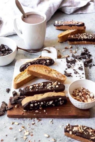 banh quy socola den hanh nhan nonnis almond dark chocolate biscotti 943g hop 25 cai kf