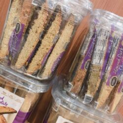 banh quy socola den hanh nhan nonnis almond dark chocolate biscotti 943g hop 25 cai kg