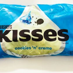 Socola trắng vụn Cookies Hershey’s Kisses Cookies ‘N’ Creme 315g 8 socola trang vun cookies hersheys kisses cookies n creme 315g kb