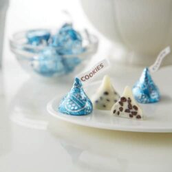 Socola trắng vụn Cookies Hershey’s Kisses Cookies ‘N’ Creme 315g 11 socola trang vun cookies hersheys kisses cookies n creme 315g kd