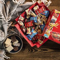 banh xop nhan kem loacker the best of chocolate wafer cookies 400g ke