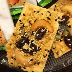 Bánh ngũ cốc Crispy Trial Mix Crackers 232g 11 banh ngu coc crispy trial mix crackers 232g kd