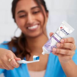Kem đánh răng Crest 3D White Brilliance Toothpaste 99g (Lốc 3 tuýp) 9 kem danh rang crest 3d white brilliance toothpaste 99g loc 3 tuyp kd