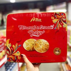 Bánh quy hạnh nhân và mè A-Taste Almond and Sesame Pastry 624g (Hộp đỏ) 4 banh quy hanh nhan va me a taste almond and sesame pastry 624g hop do 180625 ka