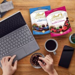 socola nhan trai cay lindt fruit sensation dark chocolate blueberry acai 150g ke