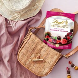 socola nhan trai cay lindt fruit sensation dark chocolate raspberry cranberry 150g kf