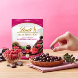 socola nhan trai cay lindt fruit sensation dark chocolate raspberry cranberry 150g kg