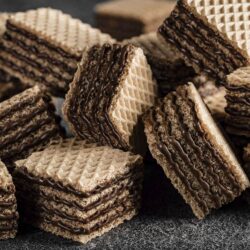 banh xop nhan kem loacker quadratini chocolate 250g kc