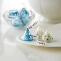 Socola trắng vụn Cookies Hershey’s Kisses Cookies ‘N’ Creme 255g 10 socola trang vun cookies hersheys kisses cookies n creme 255g kc