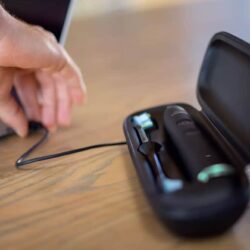 Bàn chải đánh răng điện Philips Sonicare DiamondClean Smart Electric Black 9500 15 ban chai danh rang dien philips sonicare diamondclean smart electric black 9500 kg