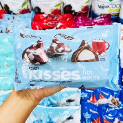 Socola sữa nhân Marshmallow Hershey’s Kisses Hot Cocoa Milk Chocolate With Marshmallow 255g 7 socola sua nhan kem marshmallow hersheys kisses hot cocoa milk chocolate with marshmallow 255g 111224 ka
