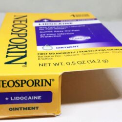 kem mo khang viem xoa diu nhanh neosporin lidocaine ointment 142g 190225 ke